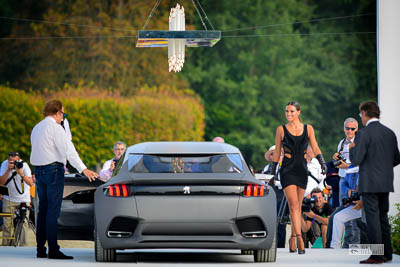 Marine Lorphelin, Miss France, habillée par le couturier JAY AHR marchant à côté de la PEUGEOT EXALT