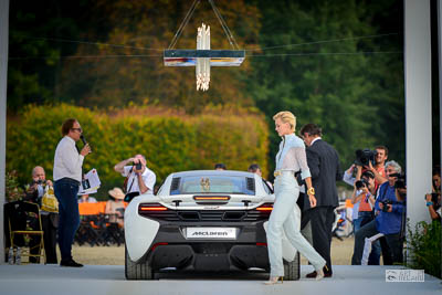 Modèle habillé par le couturier Zenia contournant la McLaren 650S Spider