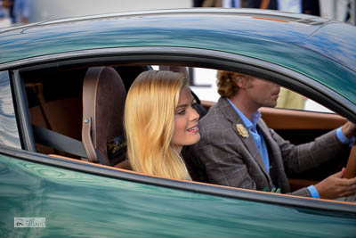 modèle habillé par le couturier Paco Rabanne et l'Alfa Romeo Disco Volante