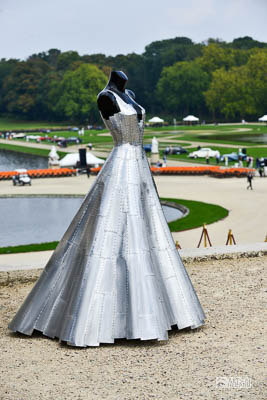 Robe en métal du sculpteur contemporain Emmanuel Chapalain présentée dans les jardins du chateau de Chantilly