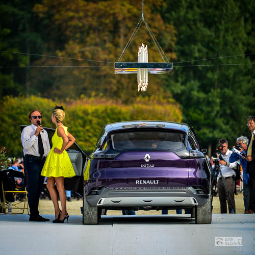 Modèle portant une robe du créateur Christophe Guillarmé devant la Renault Initiale Paris