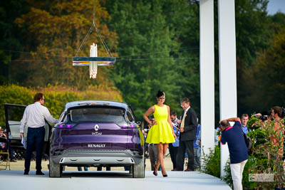 Femme portant une robe du créateur Christophe Guillarmé sortant d'un Renault Initiale Paris